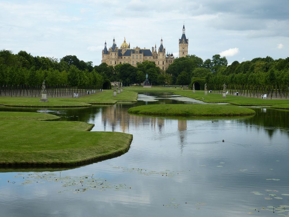 Zamek w Schwerinie jezioro